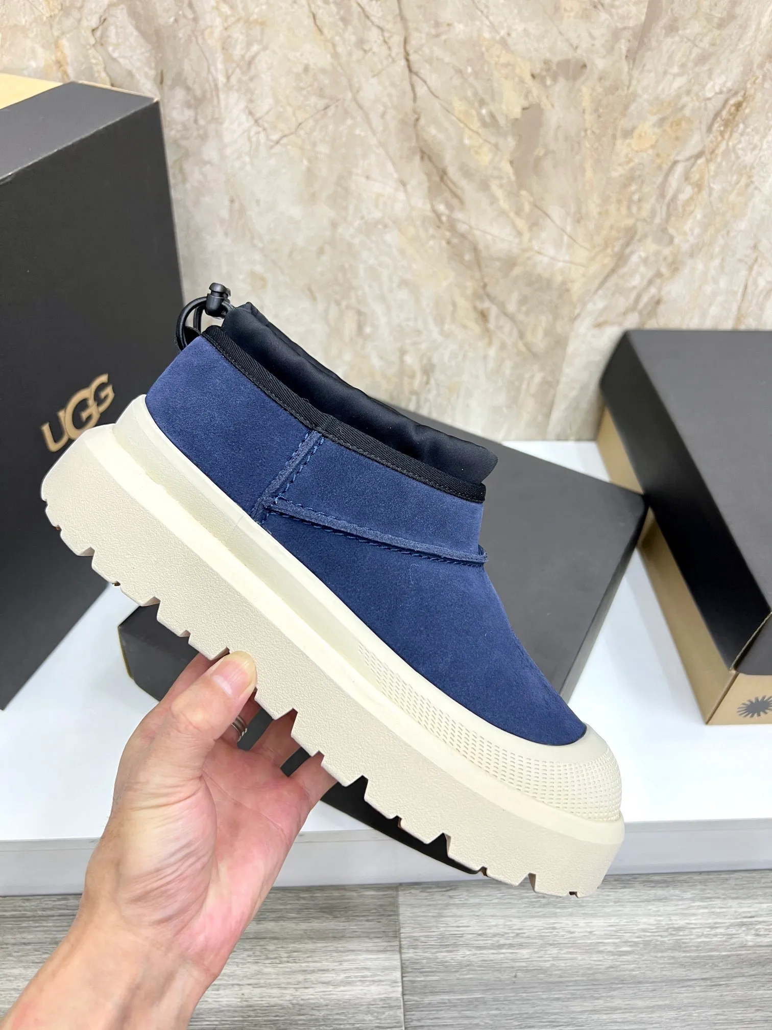 Men's men's shoes💰: 💰540💰Couple model👫 UGG Tasman Weather Hybrid one-second snow boots👢 Wang Yibo's same 👏 classic Tasman shoe is designed with environmentally friendly waterproof and snowproof material, which is both fashionable and functional. At the same time, it is paired with the new UGG Keen furry color-blocked jacket. Bright orange and maroon collide to create a new light outdoor style and open up a new travel experience in early autumn! Using the best materials, the 17mm fur-integrated surface is warmer and more breathable, and the outsole is upgraded to a lightweight and wear-resistant light wing technology outsole! Size: Women’s size 35-40 / Men’s size 38–44 (45 customized) Official website color